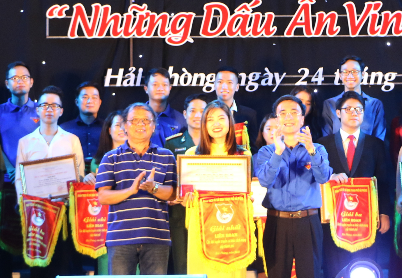 Đồng chí Đào Phú Thuỳ Dương - Bí thư Tỉnh đoàn Hải Phòng trao giải nhất